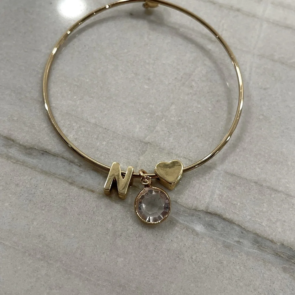 Gold letter N bracelet - Picture 2 of 2